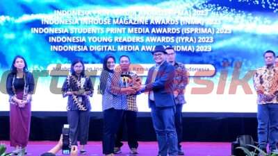 Perwakilan Petrokimia Gresik saat menerima penghargaan Bronze Winner Indonesia Digital Media Award (IDMA) Kategori Media Sosial Korporasi pada ajang SPS Awards 2023