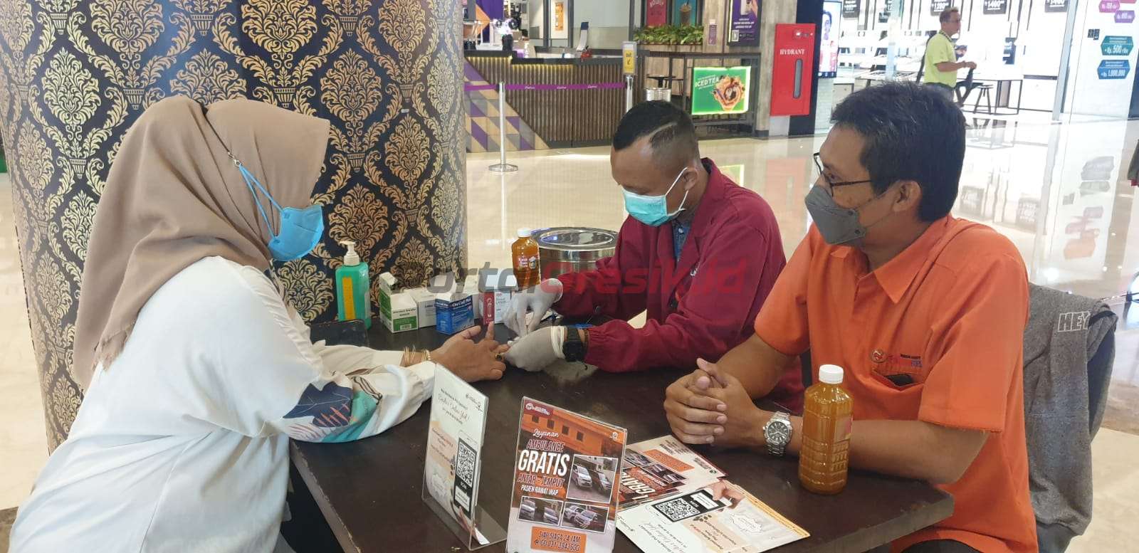 Rumah Sakit (RS) Fathma Medika saat menggelar pemeriksaan gula darah gratis bagi ratusan pengunjung Gressmall Di Festival Nasi Krawu KWG, Kamis (9/3/2023).