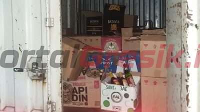 Sebanyak 101 dus minuman keras berbagai merk diamankan dari tiga pria penjual miras, Jumat (17/03/2023)