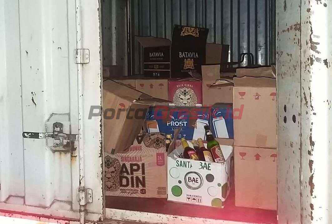 Sebanyak 101 dus minuman keras berbagai merk diamankan dari tiga pria penjual miras, Jumat (17/03/2023)
