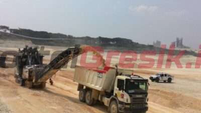 Surface mining merupakan teknik penambangan terbuka tanpa peledakan yang dilakukan di atas permukaan dengan menggunakan alat mekanis mobile milling machine, surface miner engine power 950 HP, untuk meminimalisasi debu, bising dan getaran.