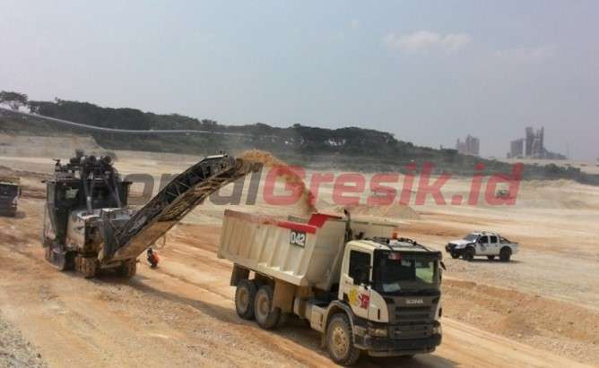 Surface mining merupakan teknik penambangan terbuka tanpa peledakan yang dilakukan di atas permukaan dengan menggunakan alat mekanis mobile milling machine, surface miner engine power 950 HP, untuk meminimalisasi debu, bising dan getaran.