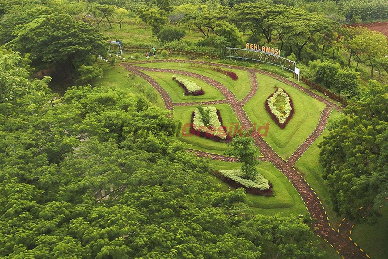 Taman Arboretum Bukit Daun di Kawasan Lahan Pascatambang Batu Kapur Pabrik Tuban, Jawa Timur.