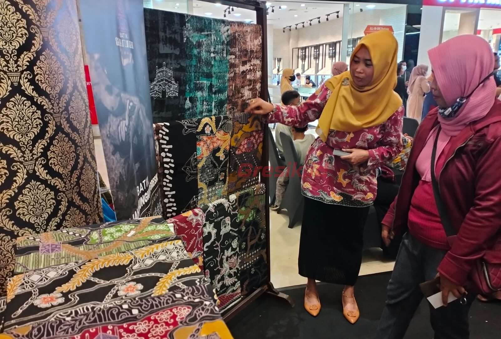 Tenant Batik gajah mungkur Kabupaten Gresik saat ikut berpartisipasi dalam festival Nasi Krawu yang diselenggarakan oleh Komunitas Wartawan Gresik (KWG), Sabtu (11/03/2023).