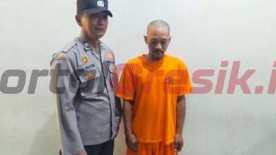 Terduga pengedar sabu Warga Desa Mengare berinisial MN, 41 tahun, saat diamankan Satresnarkoba Polres Gresik.