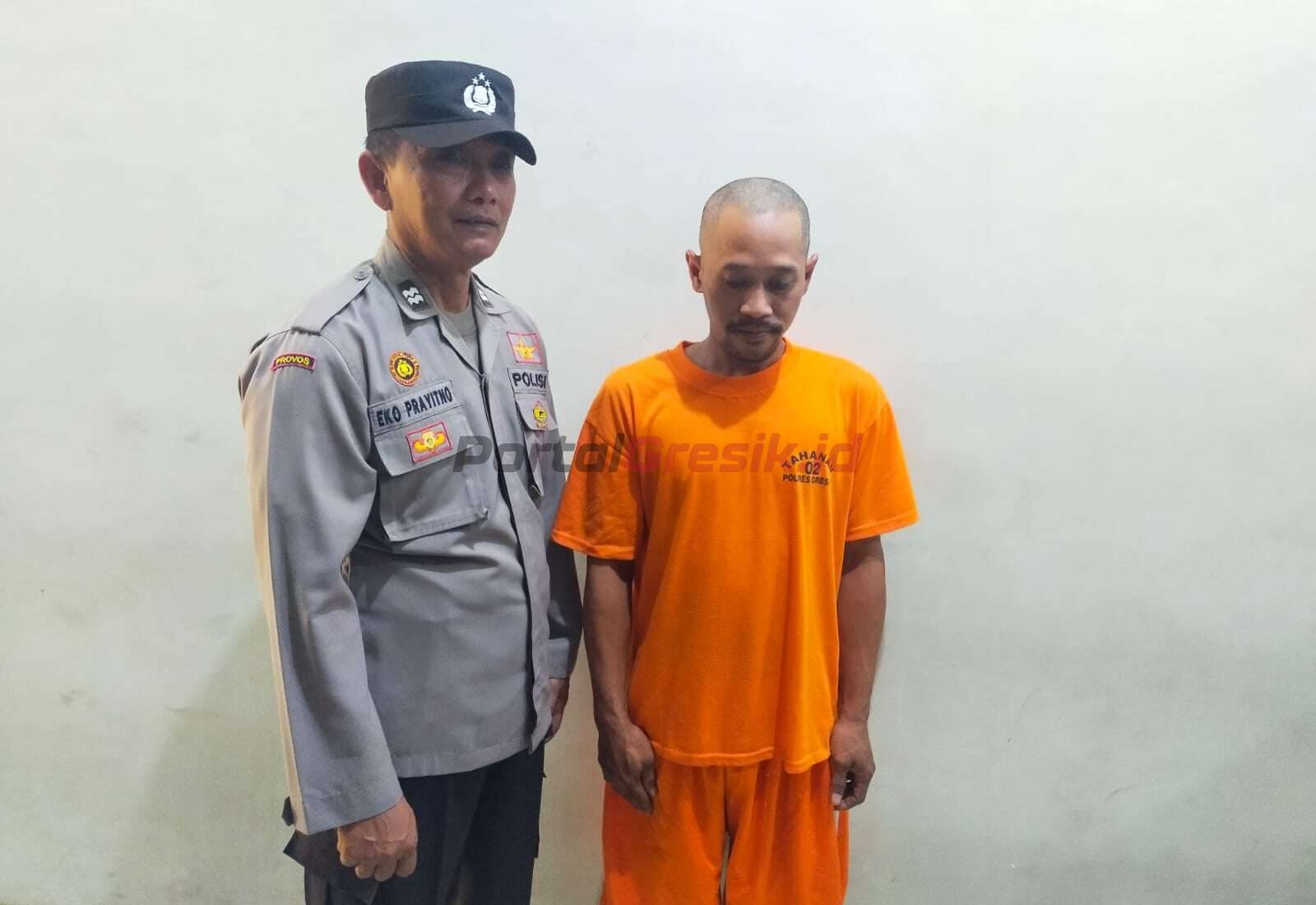 Terduga pengedar sabu Warga Desa Mengare berinisial MN, 41 tahun, saat diamankan Satresnarkoba Polres Gresik.