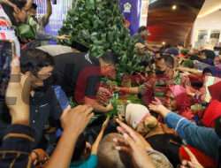 Tumpeng Nasi Krawu Raksasa, Kado Dari KWG Di Momen Hari Jadi Kota Gresik ke 536 Dan HUT Pemkab Gresik ke 49