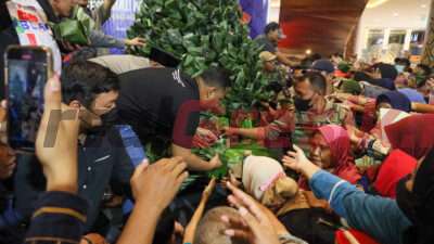 Tumpeng Nasi Krawu Raksasa, Kado Dari KWG Di Momen Hari Jadi Kota Gresik ke 536 Dan HUT Pemkab Gresik ke 49