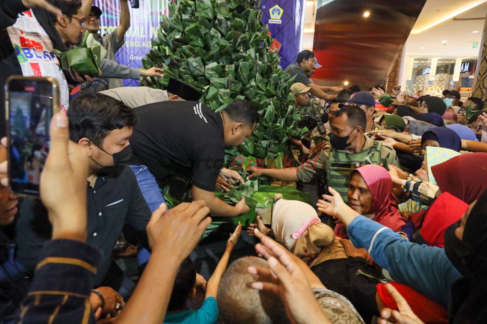 Tumpeng nasi krawu raksasa, persembahan dari KWG di momen Hari Jadi Gresik 536 dan Pemkab Gresik 49.