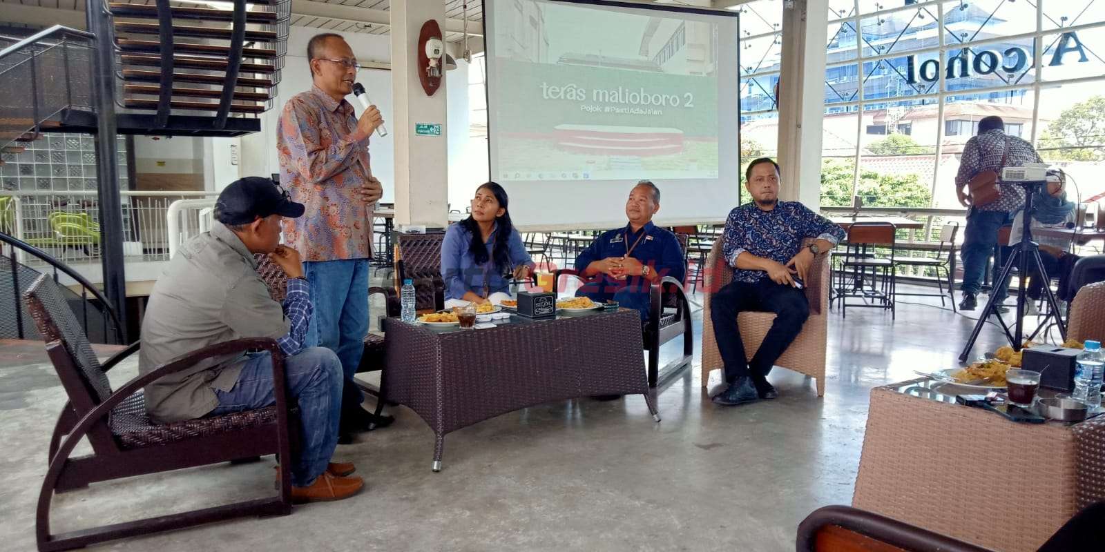 Waki Ketua DPRD Gresik Ahmad Nurhamim memaparkan, keberadaan kawasan Bandar Grisse kepada Kepala Dinas Kebudayaan Kota Yogyakarta Yetti Martanti dan Kepala UPT Pengelolaan Kawasan Cagar Budaya Kota Yogyakarta Ekwanto, Jumat (17/03/2023).