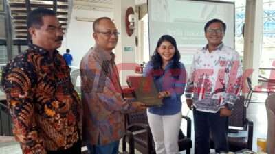 Wakil Ketua DPRD Gresik Ahmad Nurhamim didampingi Anggota Suberi dan Sholahuddin saat memberikan cinderamata kepada Kepala Dinas Kebudayaan Kota Yogyakarta Yetti Martanti, Jumat (17/03/2023).