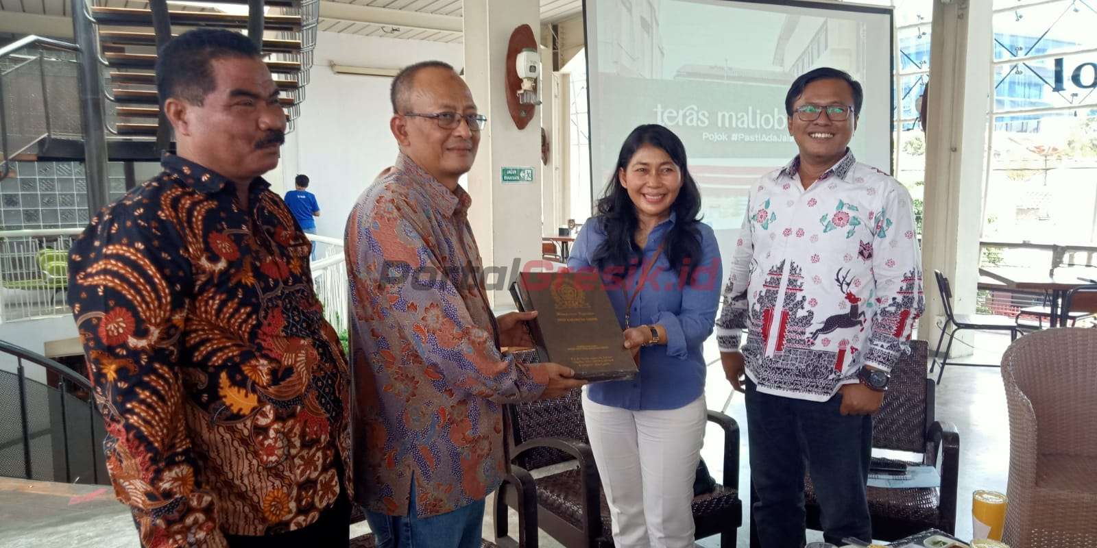 Wakil Ketua DPRD Gresik Ahmad Nurhamim didampingi Anggota Suberi dan Sholahuddin saat memberikan cinderamata kepada Kepala Dinas Kebudayaan Kota Yogyakarta Yetti Martanti, Jumat (17/03/2023).