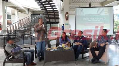 Wakil Ketua DPRD Gresik Ahmad Nurhamim saat lakukan dialog bersama dua pemateri dari UPT Pengelolaan Cagar Budaya dan Dinas Kebudayaan Yogyakarta di salah satu kafe Kota Yogyakarta, Jumat (17/3/2023).