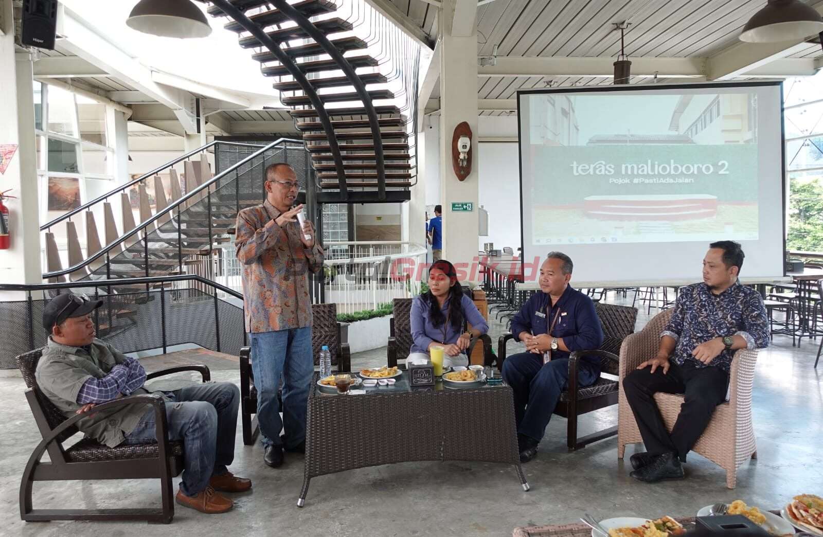 Wakil Ketua DPRD Gresik Ahmad Nurhamim saat lakukan dialog bersama dua pemateri dari UPT Pengelolaan Cagar Budaya dan Dinas Kebudayaan Yogyakarta di salah satu kafe Kota Yogyakarta, Jumat (17/3/2023).