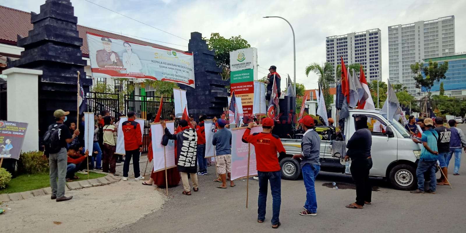 Aliansi Gerakan Penolak Lupa (Gepal) saat lakukan aksi demo didepan Kantor Kejaksaan Negeri (Kejari) Gresik, tuntut segera dituntaskannya indikasi kasuspenyelewengan bantuan hibah berupa barang untuk UMKM 2022 di Diskoperindag Gresik, Selasa (28/2/2023).