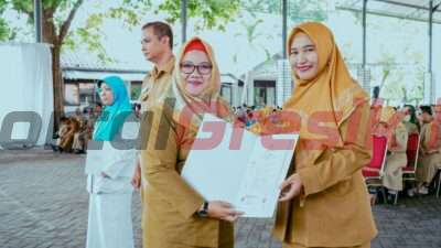 Wakil Bupati Gresik Hj. Aminatun Habibah saat Penyerahan SK PNS secara simbolis di halaman belakang Pemkab Gresik, Selasa (28/02/2022).