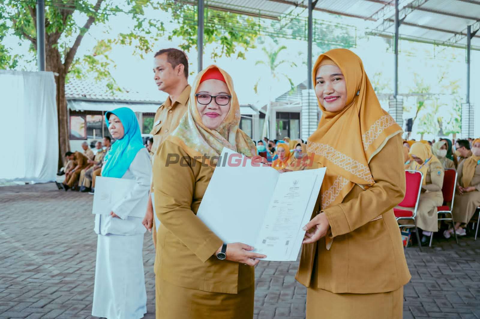 Wakil Bupati Gresik Hj. Aminatun Habibah saat Penyerahan SK PNS secara simbolis di halaman belakang Pemkab Gresik, Selasa (28/02/2022).