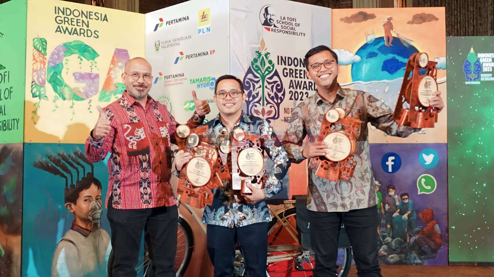 SVP Teknologi PG, Erinto (tengah) saat Menerima Penghargaan Indonesia Green Awards 2023