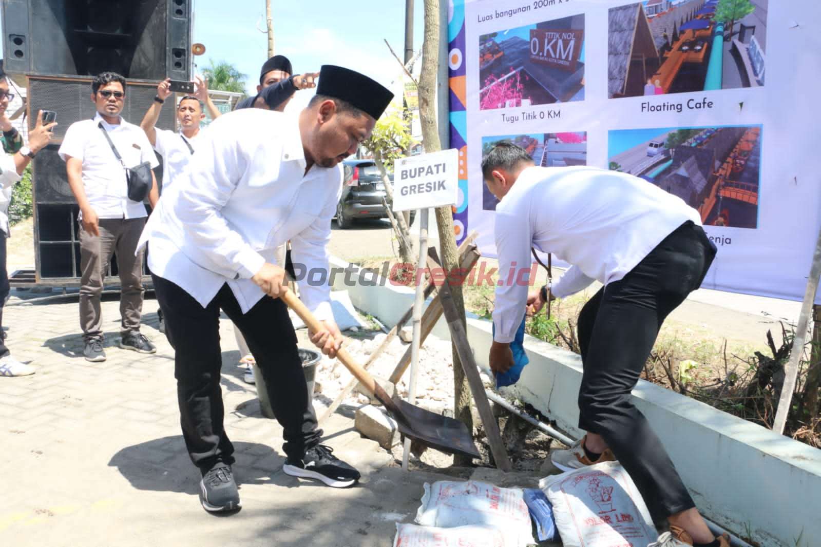 Bupati Gresik Fandi Akhmad Yani saat lakukan penanaman 250 Pohon Tabebuya di perbatasan Gresik-Lamongan, Rabu (01/03/2023).