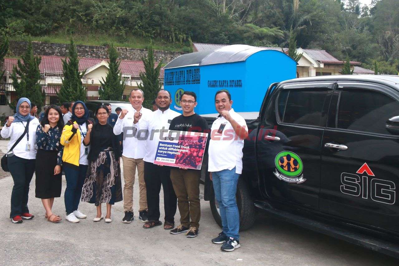 General Manager of CSR SIG Edy Saraya (kanan) menyerahkan bantuan food truck kepada penyandang disabilitas Panti Karya Hephata, Bicardo Siburian (kedua kanan) di Kantor HKBP, Tarutung, Kabupaten Tapanuli Utara, Jumat (24/2).