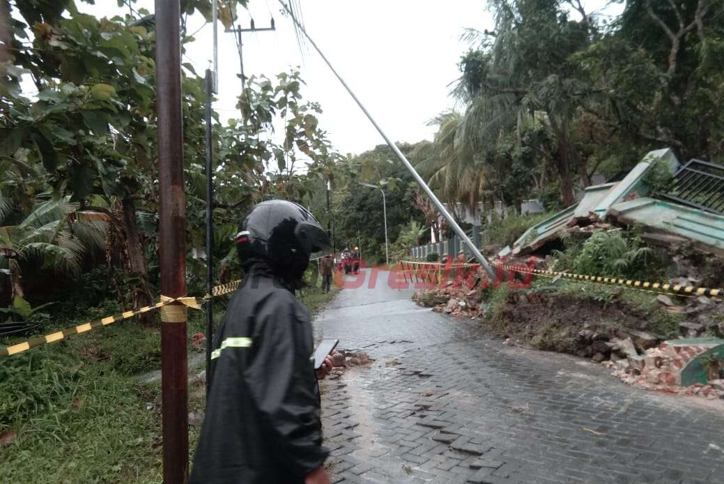 Pagar sekolah UPT SD Negeri 357 Gresik, Sungairujing Kecamatan Sangkapura roboh akibat diterjang banjir bandang dan tanah longsor.
