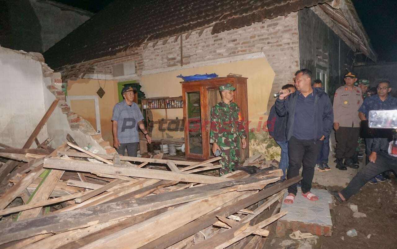 Bupati Gresik Fandi Akhmad Yani meninjau langsung ke lokasi terdampak bencana di Bawean, Minggu (5/3/2023).