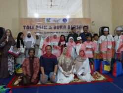 Berbagi di Momen Ramadhan, Alumni Smansa Gresik 98 Santuni Puluhan Anak Yatim dan Pemulung