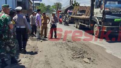 Jalan Berlobang Dan Sempat Ditanami Pohon Pisang, Anggota Komisi III DPRD Gresik Minta URC Segera Lakukan Penanganan