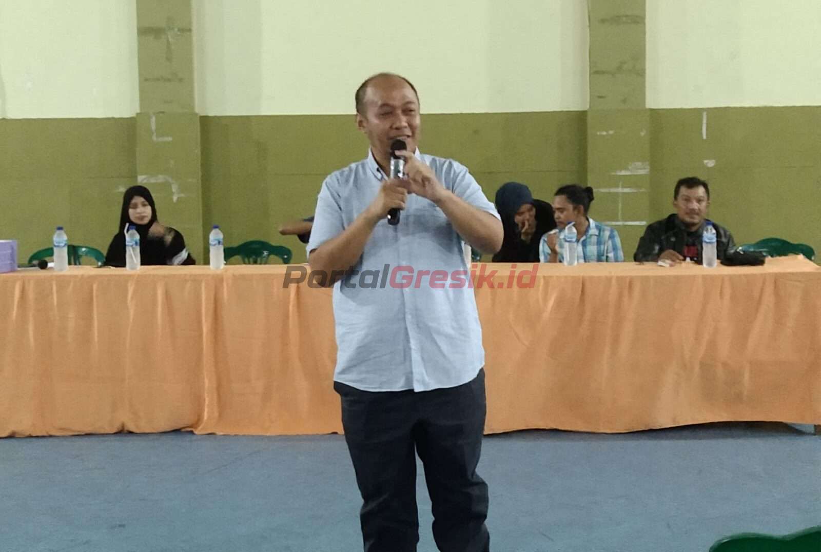 Anggota Komisi X DPR RI Debby Kurniawan saat bersilahturahim sekaligus memberi edukasi pentingnya keberlanjutan pendidikan kepada warga Gresik, Selasa malam (18/04/2023)