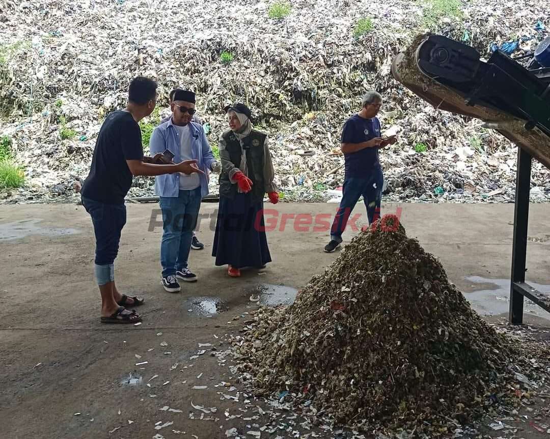 Bupati Gresik Fandi Akhmad Yani saat meninjau mesin sampah Refuse Derived Fuel (RDF) yang ada di TPA Ngipik, Sabtu (01/04/2023).