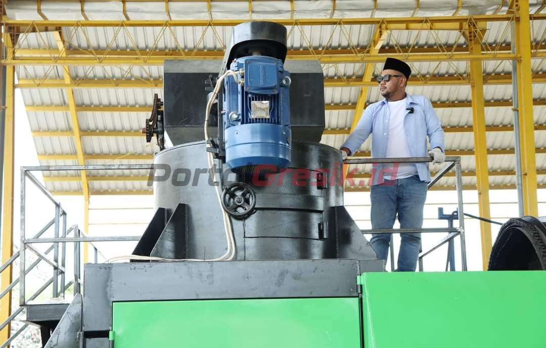 Bupati Gresik Fandi Akhmad Yani saat meninjau mesin sampah Refuse Derived Fuel (RDF) yang ada di TPA Ngipik, Sabtu (01/04/2023).