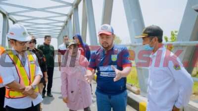 Bupati Gresik saat meninjau jembatan kacangan Kecamatan Benjeng, Rabu (19/4/2023).