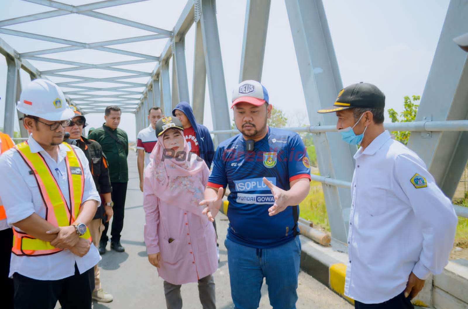 Bupati Gresik saat meninjau jembatan kacangan Kecamatan Benjeng, Rabu (19/4/2023).