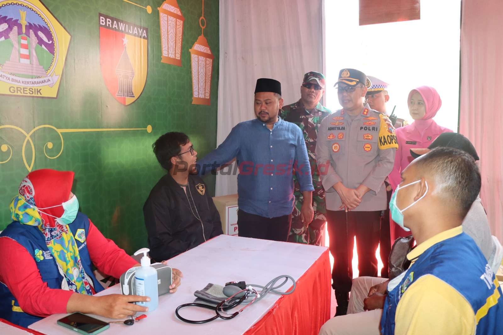 Forkopimda Kabupaten Gresik saat melakukan pengecekan pos pengamanan Alun-alun dan Pos pelayanan Icon Mall pada Operasi Ketupat Semeru 2023, Kamis (20/04/2023).