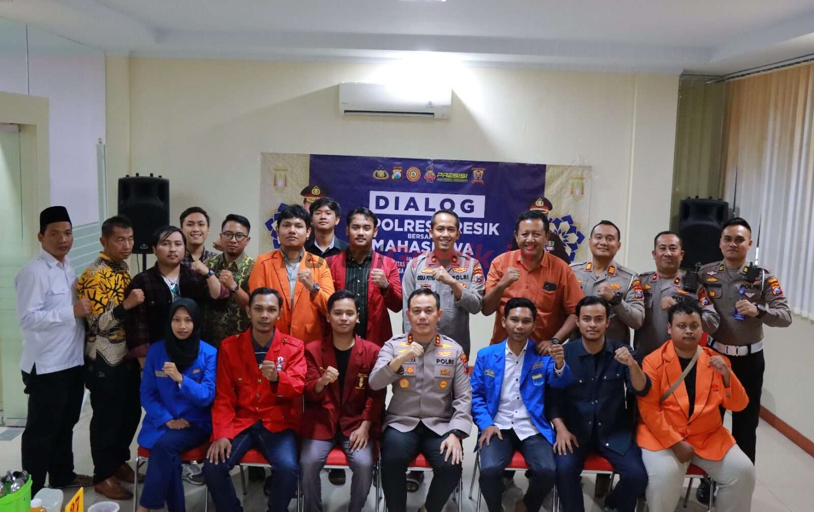 Foto bersama antara jajaran Polres Gresik dengan perwakilan Mahasiswa usai dialog dan buka bersama di rumah makan Padang Samoraso Jalan Panglima Soedirman Kecamatan Kota Kabupaten Gresik, Senin (10/04/2023).