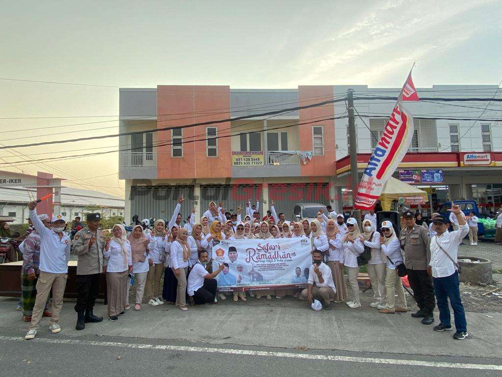 Foto bersama para pengurus PIRA Gresik usai membagikan ribuan takjil di Jalan Raya Cerme, Minggu (9/4/2023).