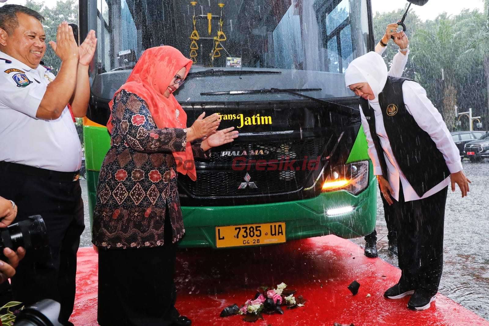 Gubernur Jawa Timur Khofifah Indar Parawansa meluncurkan langsung penambahan Bus Transjatim Koridor I Rute Sidoarjo-Surabaya-Gresik di Halaman Kantor Pemkab Gresik, Jumat, (14/4/2023).