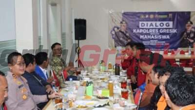 Kapolres Gresik AKBP Adhitya Panji Anom saat lakukan dialog dengan mahasiswa di rumah makan Padang Samoraso Jalan Panglima Soedirman Kecamatan Kota Kabupaten Gresik, Senin (10/04/2023).