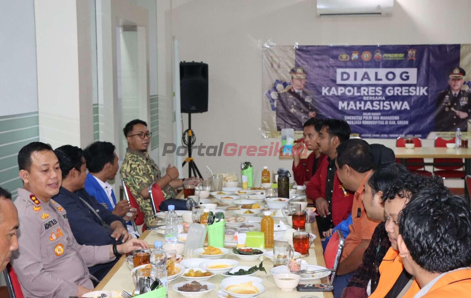 Kapolres Gresik AKBP Adhitya Panji Anom saat lakukan dialog dengan mahasiswa di rumah makan Padang Samoraso Jalan Panglima Soedirman Kecamatan Kota Kabupaten Gresik, Senin (10/04/2023).