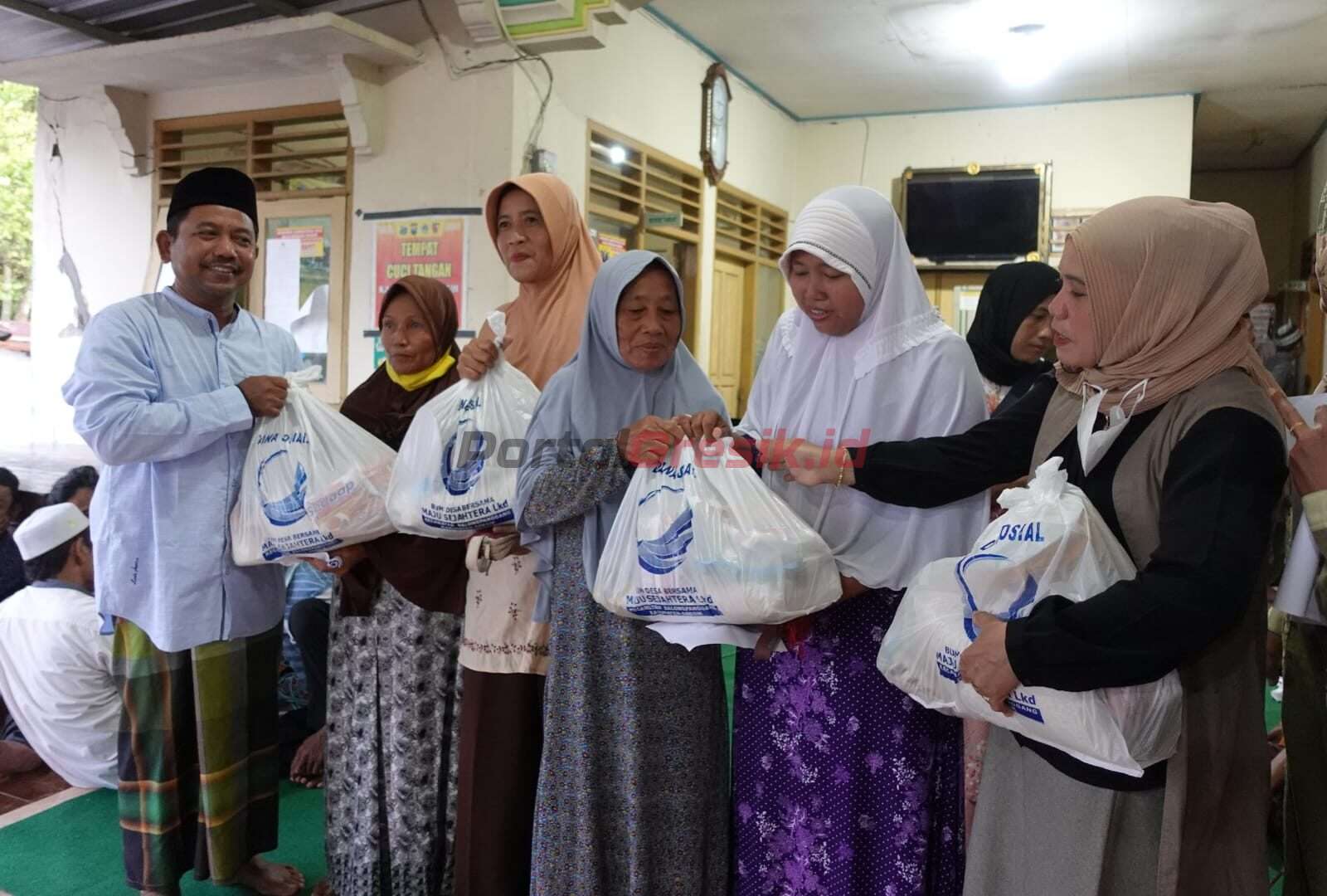 Kepala Desa Dapet Balongpanggang Siswadi saat menyalurkan paket sembako di Balai Desa setempat, Kamis (13/4/2023) sore