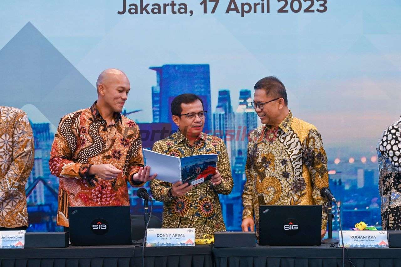 Komisaris Utama SIG, Rudiantara (kanan), Direktur Utama SIG, Donny Arsal (tengah) dan Direktur Keuangan dan Manajemen Portofolio SIG, Andriano Hosny Panangian (kiri) saat Rapat Umum Pemegang Saham Tahunan 2023, di Jakarta, Senin (17/4/2023).