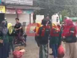 Ngabuburit Berkah, Komunitas FB Gresik Ceria Bagikan 500 Takjil Di Jalan Raya Bungah