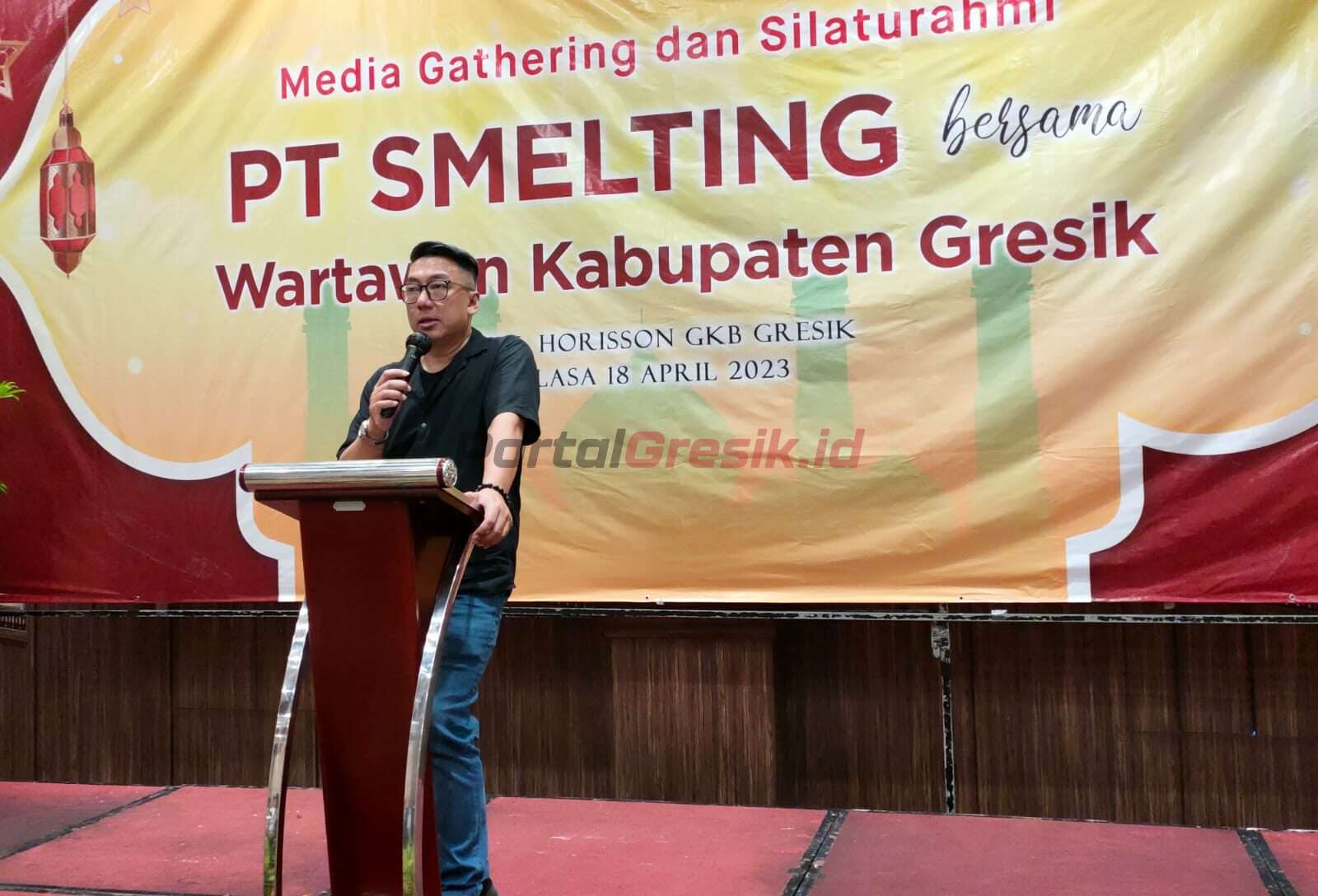 Manager General Affairs PT Smelting, Indra SW Junor saat memberikan sambutan saat kegiatan buka puasa bersama dengan puluhan Jurnalis di Kabupaten Gresik, Selasa (18/04/2023)
