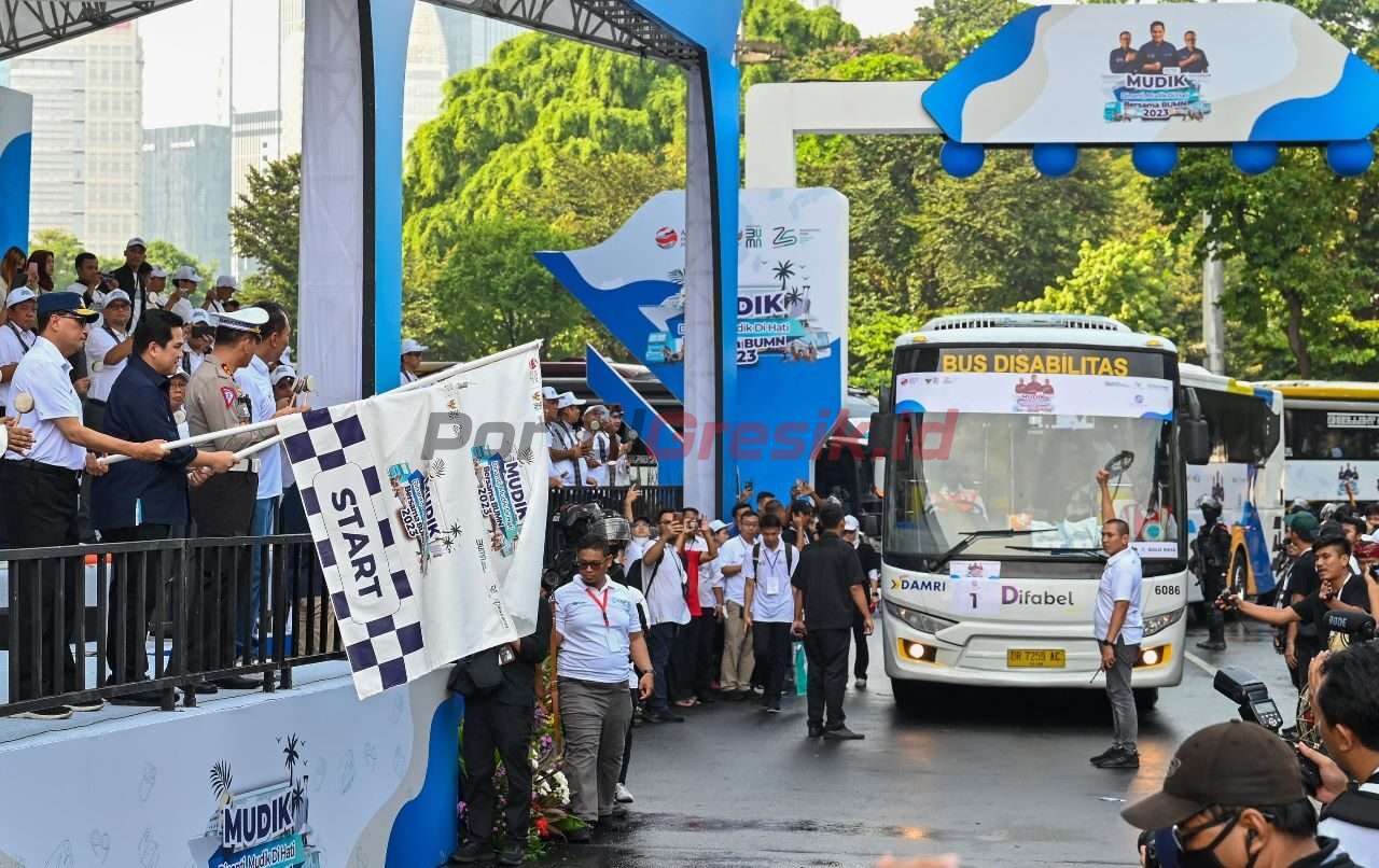 Menteri BUMN, Erick Thohir melepas keberangkatan peserta Mudik Bersama BUMN 2023 di Gelora Bung Karno, Jakarta, Selasa (18/4/2023).