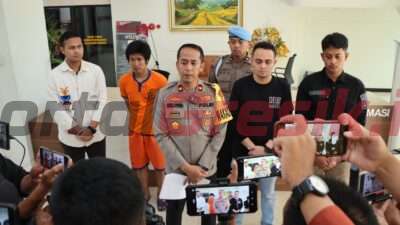 Muhammad Qo’dad Af’alul Kirom alias Afan (baju orange) saat diamankan dipolres Gresik, Sabtu (29/4/2023).