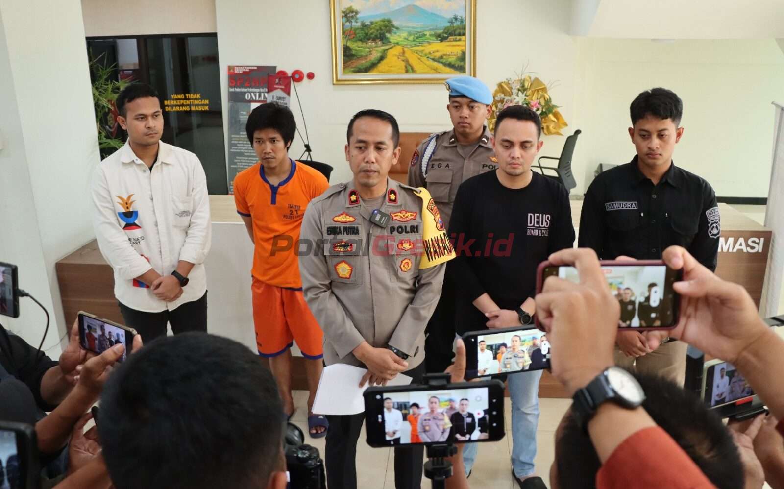 Muhammad Qo’dad Af’alul Kirom alias Afan (baju orange) saat diamankan dipolres Gresik, Sabtu (29/4/2023).