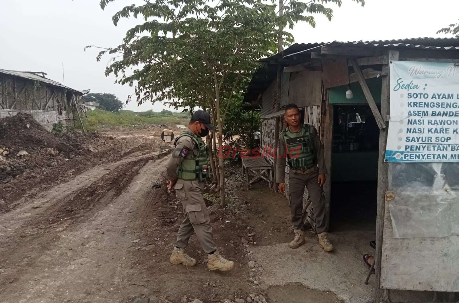 Operasi penertiban pekerjaan urukan oleh Satuan Polisi Pamong Praja (Satpol PP) di Jalan Raya Desa Banyutami Kecamatan Manyar di duga bocor. Senin (27/03/2023).