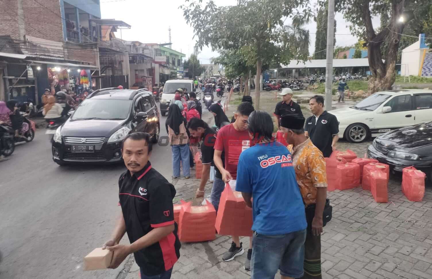 Para pecinta mobil timor saat bagi-bagi takjil di depan kantor Balai Desa Bungah, Kecamatan Bungah, Sabtu (1/4/2023).