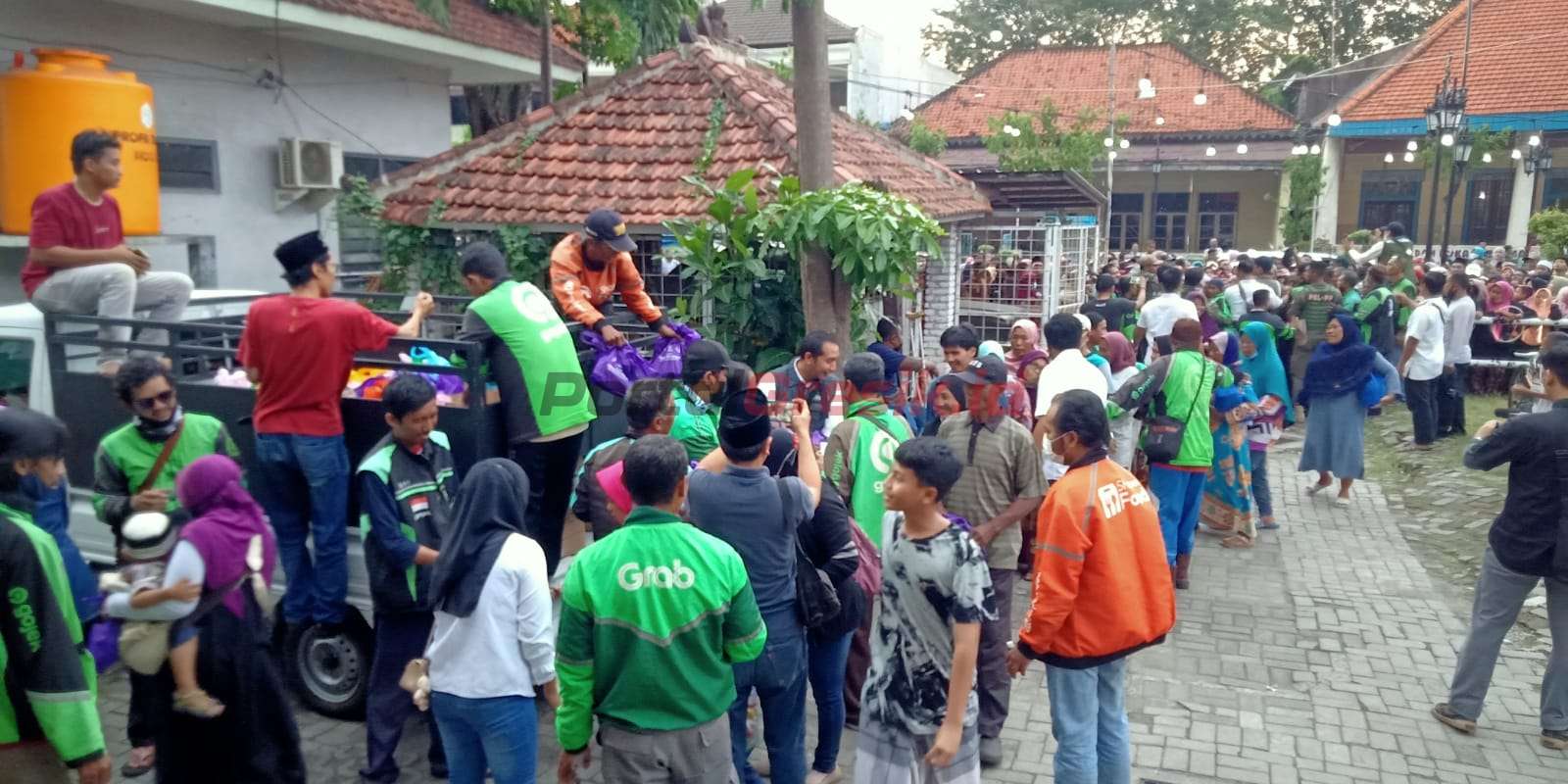 paket sembako tersebut dari HIPMI dibagikan kepada warga kurang mampu yang tinggal di sekitar Bandar Grisse, Jum'at (14/4/2023).