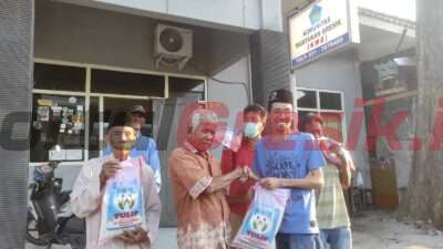 Gandeng Baznas Gresik, KWG Salurkan Bantuan Beras Kepada Abang Becak Di Sekitar Bandar Grisse